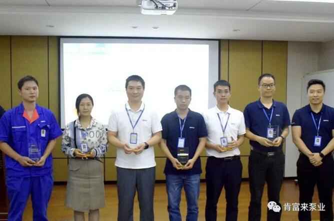 华体app登录入口-华体huati(中国)陈迪总经理为突出贡献团队代表颁奖